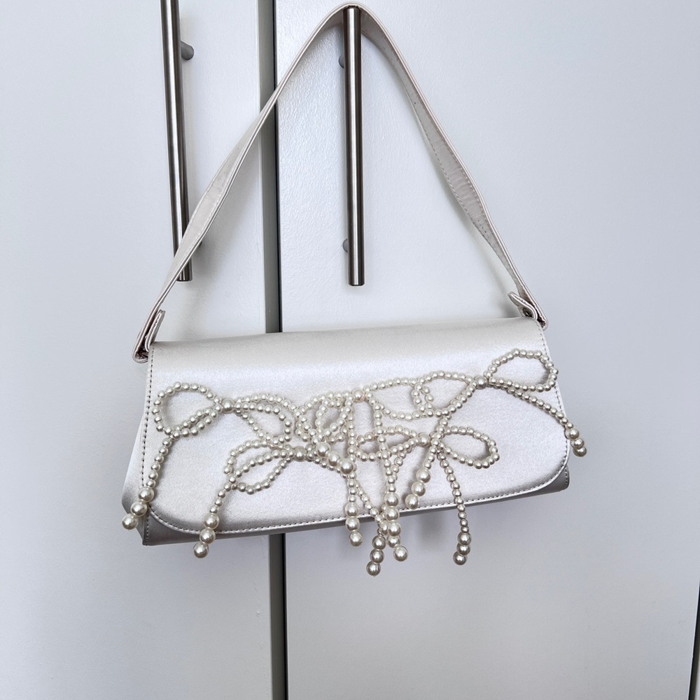 Shiitake ivory satin shoulder bag with pearl